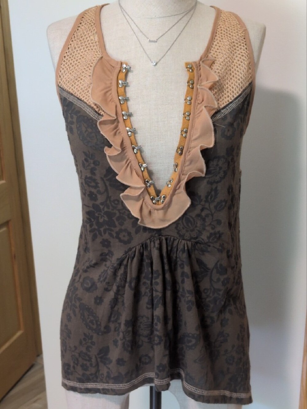 Med Vintage Women’s Khaki Mustard Ruffle V-Neck Tank Top